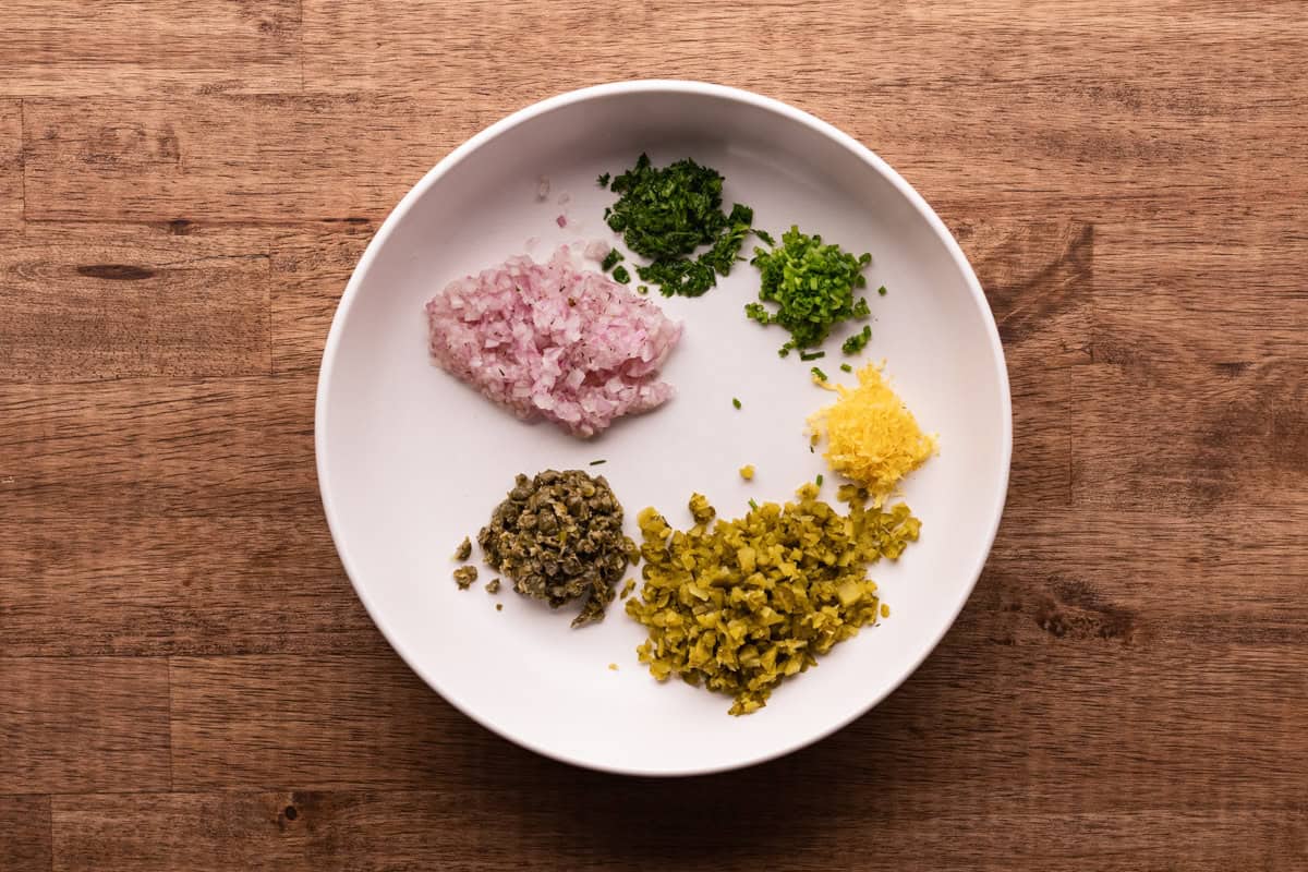 venison tartare mix-ins in bowl.